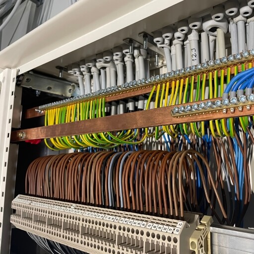 Erősáram kivitelezés - alföldi konstrukt - elosztók telepítése , kandeláberek telepítése